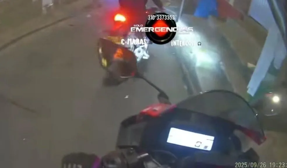 Denuncian presunto acosador de mujeres en moto en Kennedy Según las denuncias, el sujeto, que se moviliza en una moto Gixxer 150 con la placa alterada, acosó a varias mujeres en sus motos tocándoles sus glúteos.