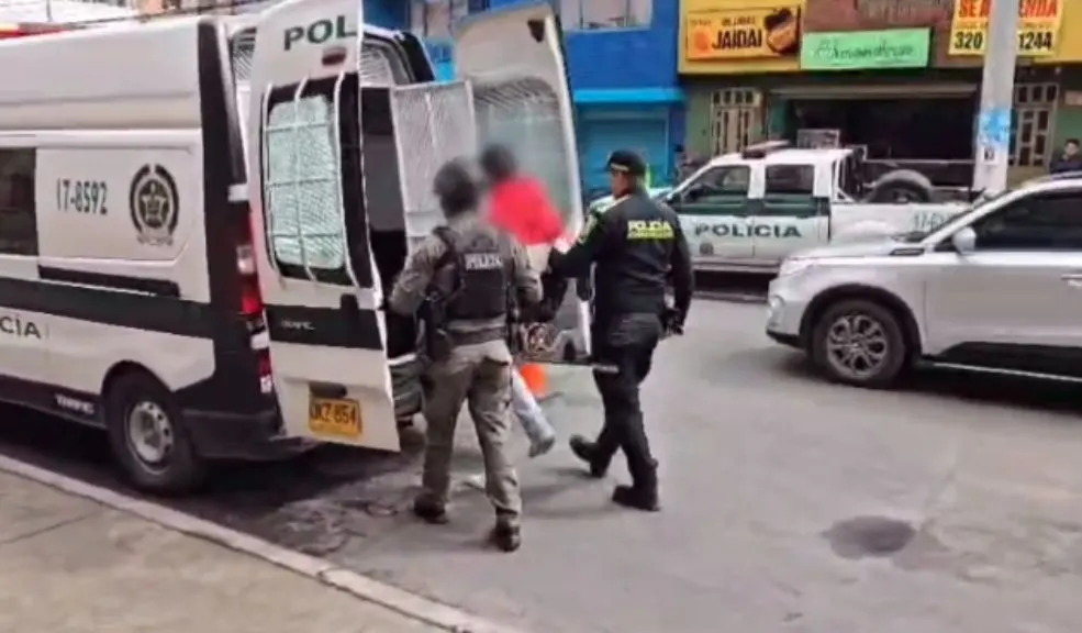 Desmantelan punto de microtráfico en la 'Calle El Tango' de Rafael Uribe Golpe al Microtráfico en Bogotá. En un operativo realizado en la temida 'Calle El Tango', la Policía capturó a un hombre y decomisó más de 1.600 dosis de droga listas para la venta en la localidad de Rafael Uribe.