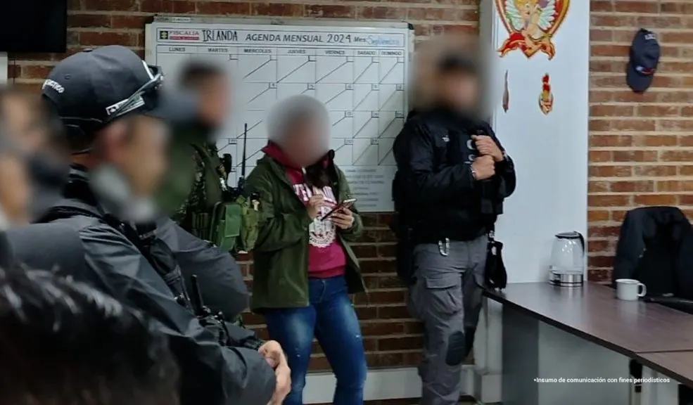 Destapan red que infiltró operativos contra el crimen en Bogotá 1 Destapan red que infiltró operativos contra el crimen en Bogotá La Fiscalía reveló un entramado ilícito que habría infiltrado operaciones contra estructuras criminales en Bogotá y Cundinamarca, además de acceder a información de seguridad nacional y a esquemas de protección de altos dignatarios.