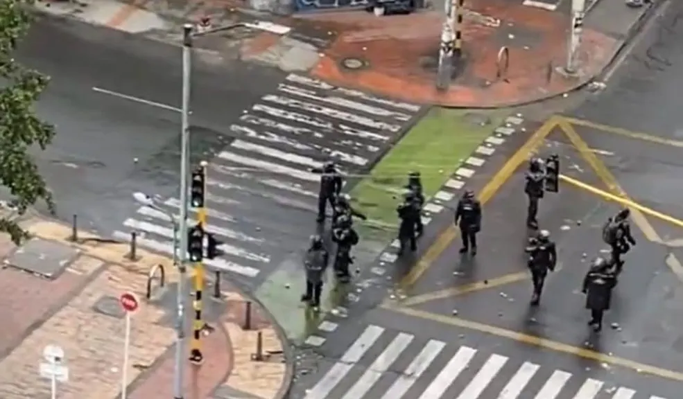 Disturbios en Chapinero: se presenta una batalla campal contra la UNDMO Los enfrentamientos entre un grupo de personas y la Unidad de Diálogo y Mantenimiento del Orden (UNDMO) han generado preocupación entre los ciudadanos y han afectado la movilidad en el sector.
