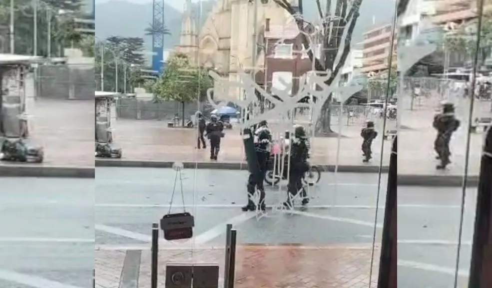 Disturbios en Chapinero: se presenta una batalla campal contra la UNDMO Los enfrentamientos entre un grupo de personas y la Unidad de Diálogo y Mantenimiento del Orden (UNDMO) han generado preocupación entre los ciudadanos y han afectado la movilidad en el sector.