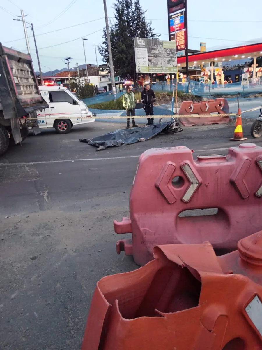 En Puente Aranda: muere ciclista tras chocar con una volqueta 1 En Puente Aranda: muere ciclista tras chocar con una volqueta En este momento, las autoridades atienden un fatal accidente en la localidad de Puente Aranda, donde un ciclista murió tras chocar con una volqueta. Le contamos cuáles son las vías alternas que puede tomar.