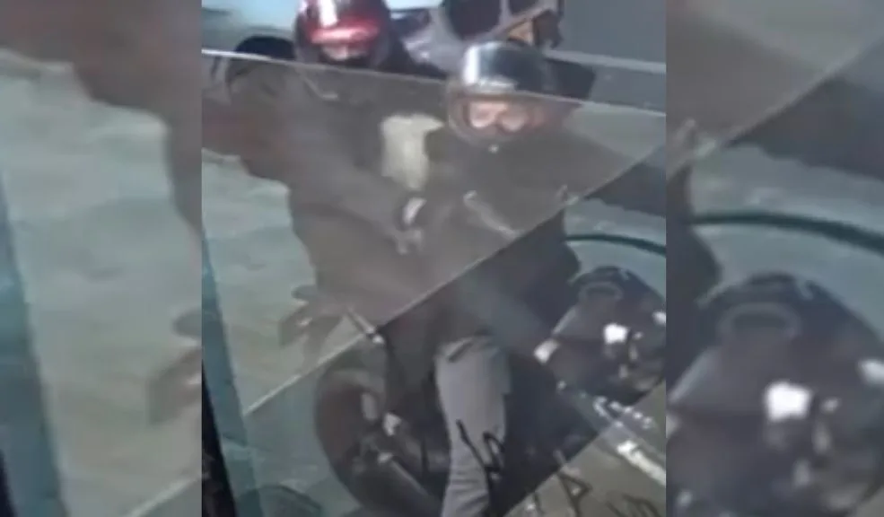 EN VIDEO: atraco a mano armada en restaurante ubicado en el norte de Bogotá Atraco en el norte de Bogotá. Cámaras de seguridad de un restaurante en Cedritos captaron el momento en que dos delincuentes llegaron en motocicleta, ingresaron armados al establecimiento e intimidaron a dos comensales para despojarlos de sus pertenencias.