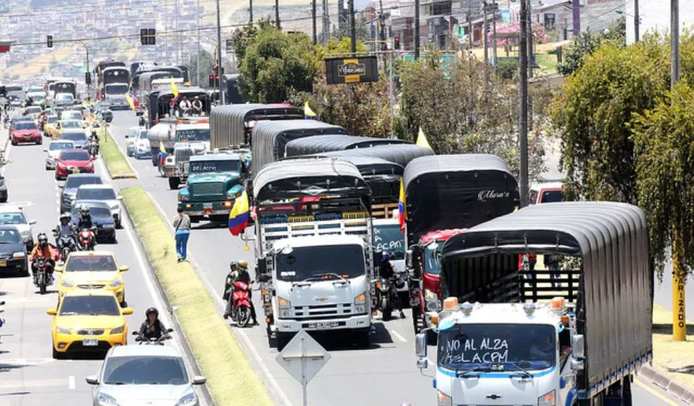 El sector transporte está mamado: habrá movilizaciones si el alcalde no les responde El pasado 2 de septiembre, el concejal Julián Forero se reunió con los líderes del sector transporte. Durante el encuentro, se llegaron a varios acuerdos, entre los que se incluye la solicitud de una reunión formal con el alcalde Carlos Fernando Galán y la renuncia inmediata de la secretaria de Movilidad. De no obtener respuesta, se programarán movilizaciones.