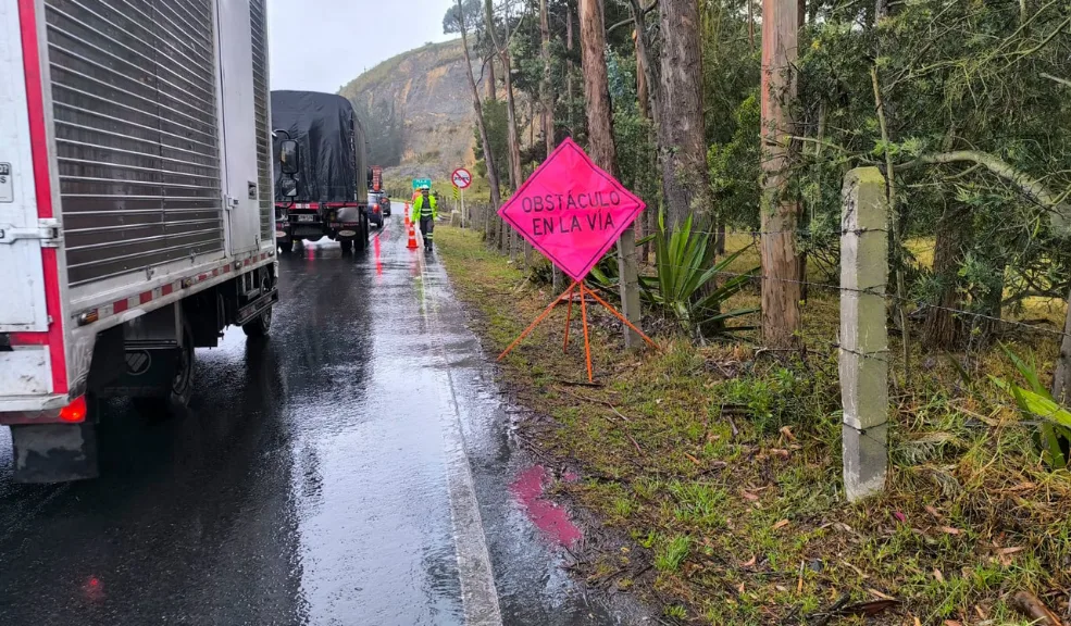 Emergencia en Mondoñedo por fuga de ácido tras choque vehicular Un choque entre vehículos cerca del peaje de Mondoñedo, en la vía que conecta Bogotá con Soacha, causó la fuga de ácido sulfúrico sobre la carretera. Las autoridades de Soacha y Mosquera atendieron la emergencia.
