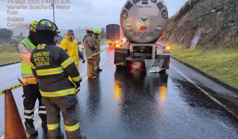 Emergencia en Mondoñedo por fuga de ácido tras choque vehicular Un choque entre vehículos cerca del peaje de Mondoñedo, en la vía que conecta Bogotá con Soacha, causó la fuga de ácido sulfúrico sobre la carretera. Las autoridades de Soacha y Mosquera atendieron la emergencia.