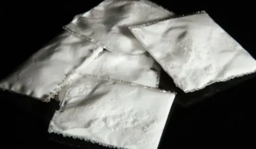 Empleado de aerolínea detenido en El Dorado por meter 25 kilos de cocaína Un empleado del Aeropuerto El Dorado fue capturado con 25 kilos de cocaína, que intentó ingresar a la terminal aérea en una maleta oculta entre bolsas de basura.