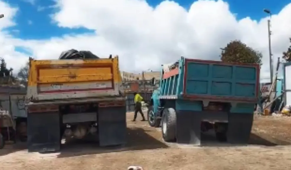 En Barrios Unidos: capturados por coger la tierra de basurero 1 En Barrios Unidos: capturados por coger la tierra de basurero En un operativo conjunto entre la Secretaría Distrital de Ambiente y la Policía Metropolitana, dos personas fueron capturadas y una volqueta incautada en la localidad de Barrios Unidos por la disposición ilegal de escombros en un predio que ya tenía una medida de suspensión.