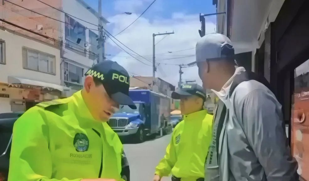 En Bogotá: cayó alias ‘Tovar’, extraditable del Tren de Aragua Cayó alias 'Tovar', importante miembro del Tren de Aragua requerido en EE. UU. por narcotráfico. Fue arrestado por la Policía, con apoyo del FBI. Así fue el operativo.