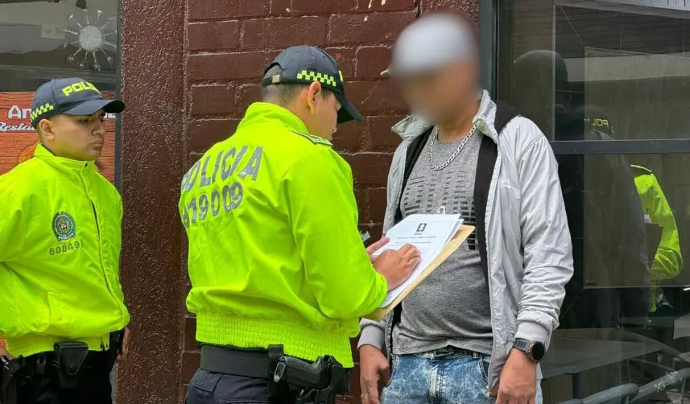 En Bogotá: cayó alias ‘Tovar’, extraditable del Tren de Aragua Cayó alias 'Tovar', importante miembro del Tren de Aragua requerido en EE. UU. por narcotráfico. Fue arrestado por la Policía, con apoyo del FBI. Así fue el operativo.