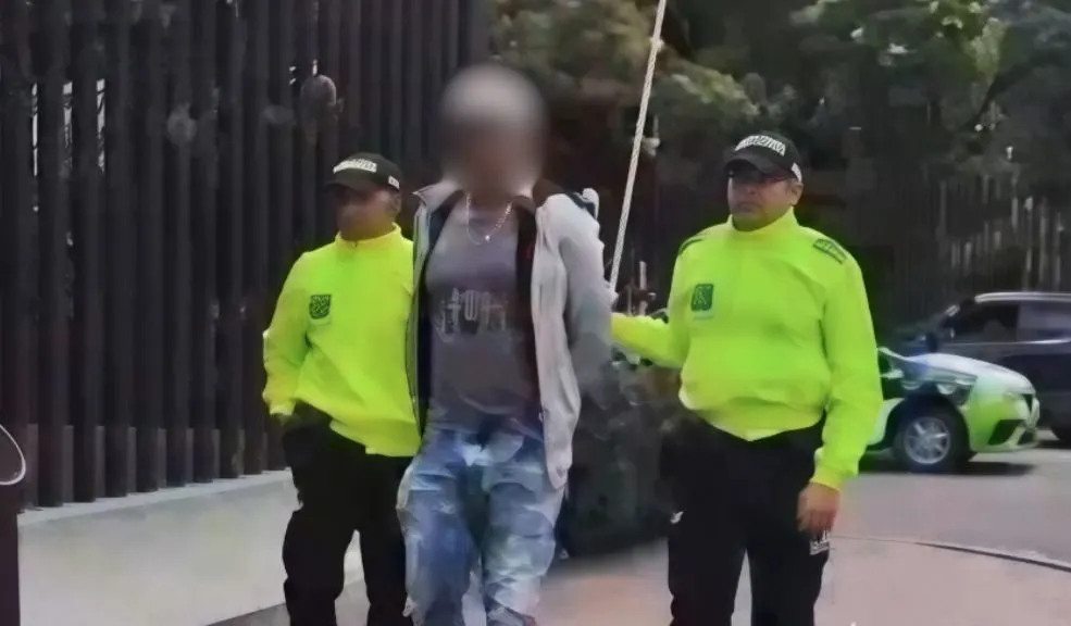 En Bogotá: cayó alias ‘Tovar’, extraditable del Tren de Aragua Cayó alias 'Tovar', importante miembro del Tren de Aragua requerido en EE. UU. por narcotráfico. Fue arrestado por la Policía, con apoyo del FBI. Así fue el operativo.