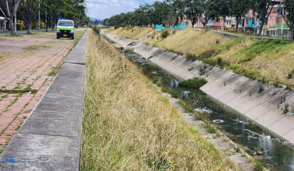 En Bosa: encuentran un cadáver embolsado en el barrio La Alameda En Bosa, barrio La Alameda, una escalofriante escena causó conmoción en la comunidad. A orillas del caño fue hallado el cuerpo desmembrado de una persona dentro de varias bolsas negras.
