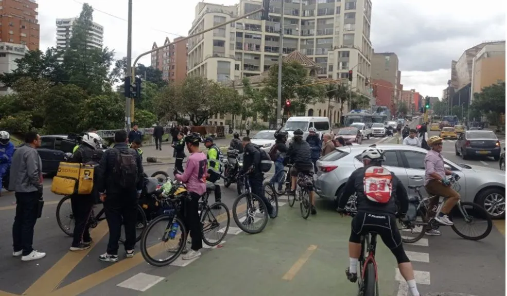 En Chapinero: accidente vial dejó a un motociclista herido Un motociclista resultó herido tras colisionar con un automóvil en la Avenida Carrera Séptima con Calle 39, en la localidad de Chapinero.