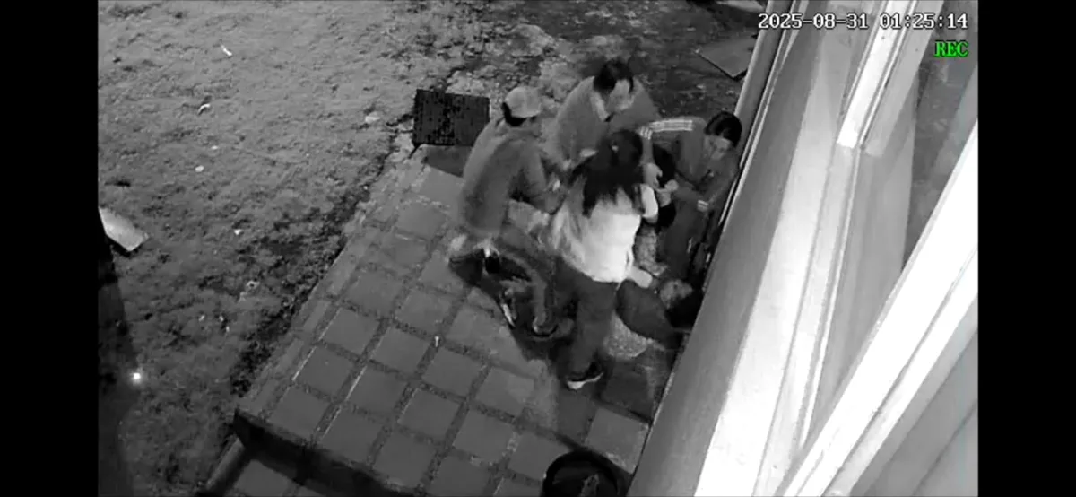 En Chapinero: brutal ataque a bala y cuchillo por un terreno 1 En Chapinero: brutal ataque a bala y cuchillo por un terreno En el barrio Pardo Rubio (Chapinero), Brayan Mauricio fue atacado a mansalva: le dispararon más de nueve veces con un arma traumática y lo apuñalaron en el pecho en medio de un pleito por un terreno. Ahora, el joven pide a las autoridades que investiguen los hechos, pues teme por su seguridad y la de su familia.