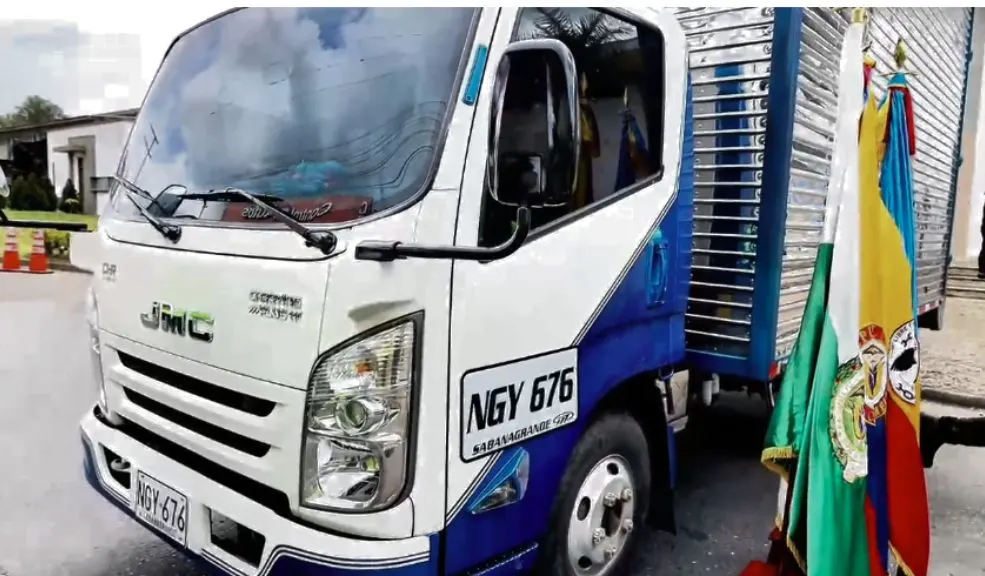 En Chinauta, incautan tonelada y media de marihuana ¡Cayó cargamento gigante en la vía! En un operativo en Chinauta, la Policía le puso freno a un camión que llevaba tonelada y media de marihuana creepy, suficiente para sacar 2,8 millones de dosis avaluadas en casi $3 mil millones. La droga venía del Cauca y tenía como destino inundar las calles de Bogotá.