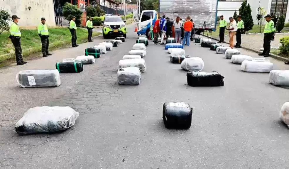 En Chinauta, incautan tonelada y media de marihuana ¡Cayó cargamento gigante en la vía! En un operativo en Chinauta, la Policía le puso freno a un camión que llevaba tonelada y media de marihuana creepy, suficiente para sacar 2,8 millones de dosis avaluadas en casi $3 mil millones. La droga venía del Cauca y tenía como destino inundar las calles de Bogotá.