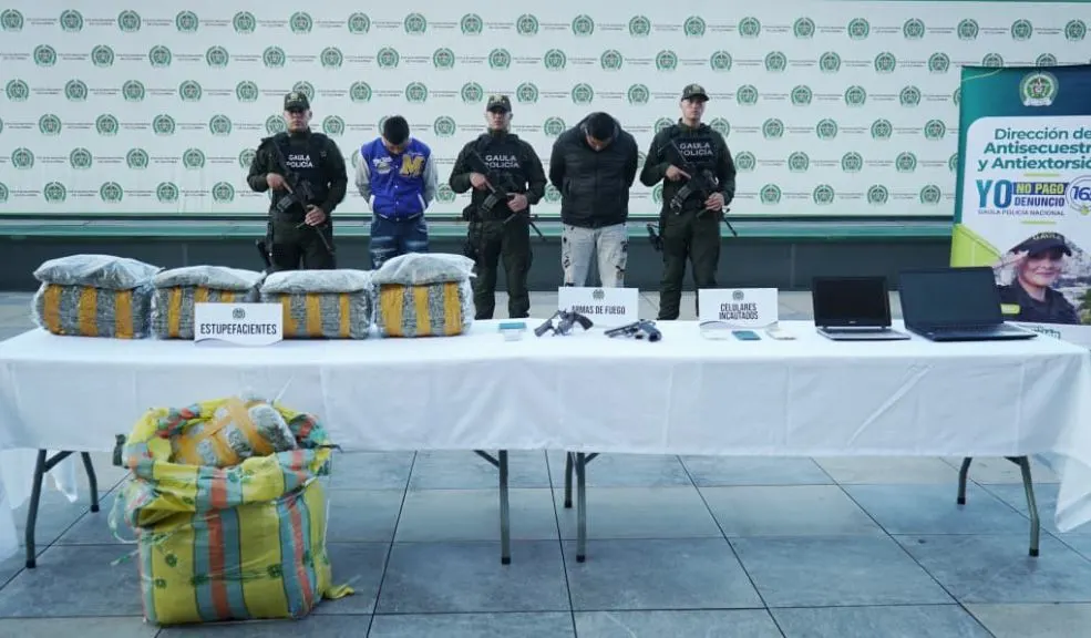 En Ciudad Bolívar: dos capturados por extorsión y homicidio a conductores informales Las autoridades desmantelaron una banda criminal en el sur de Bogotá y capturaron a alias ‘El Coste’, un temido sicario en la localidad de Ciudad Bolívar. El hombre es señalado de asesinar a conductores informales que se negaban a pagar extorsiones.