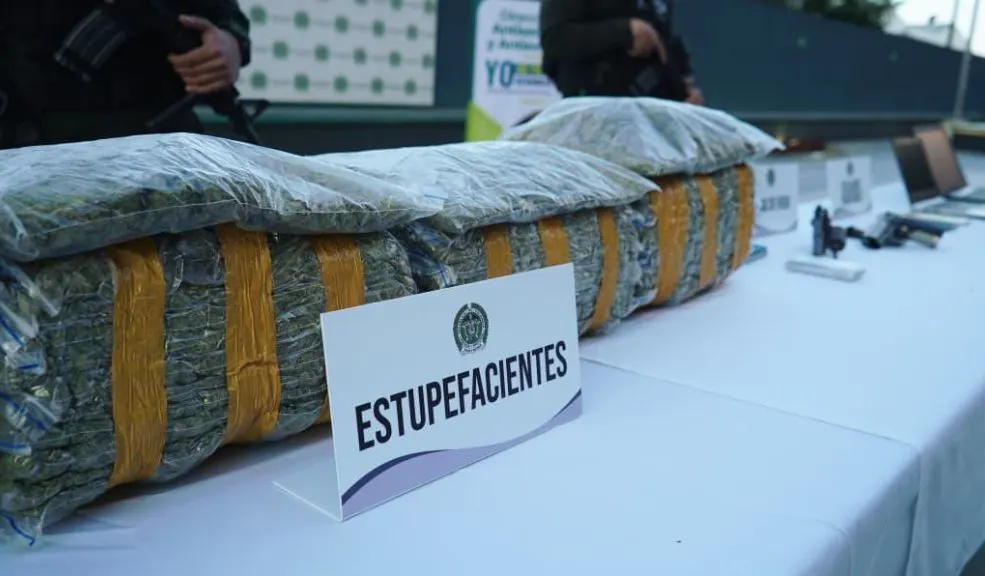 En Ciudad Bolívar: dos capturados por extorsión y homicidio a conductores informales Las autoridades desmantelaron una banda criminal en el sur de Bogotá y capturaron a alias ‘El Coste’, un temido sicario en la localidad de Ciudad Bolívar. El hombre es señalado de asesinar a conductores informales que se negaban a pagar extorsiones.