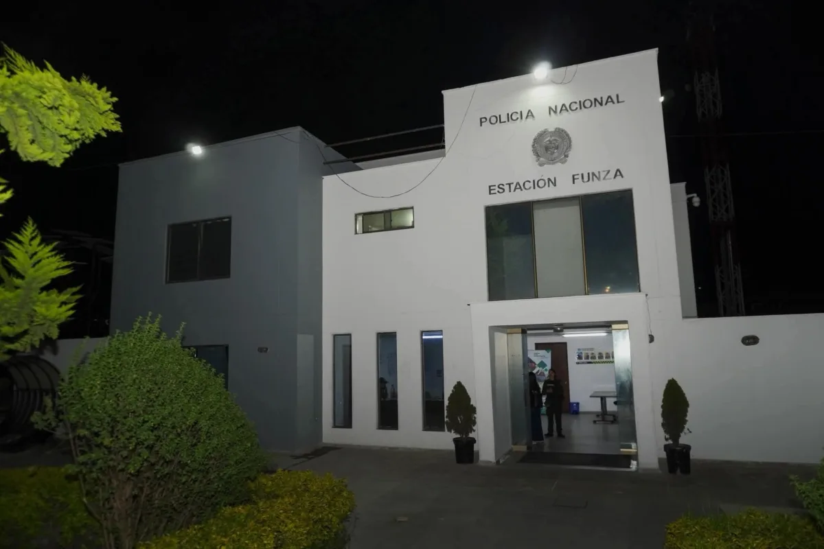 En Funza: esta es la identidad de los seis muertos por incendio en estación de Policía Una riña entre internos, al interior de la estación de Policía de Funza, terminó en una tragedia que dejó seis personas muertas y seis heridas. El hecho se produjo en horas de la noche de este martes, cuando los detenidos habrían iniciado un motín y le prendieron fuego a los colchones.