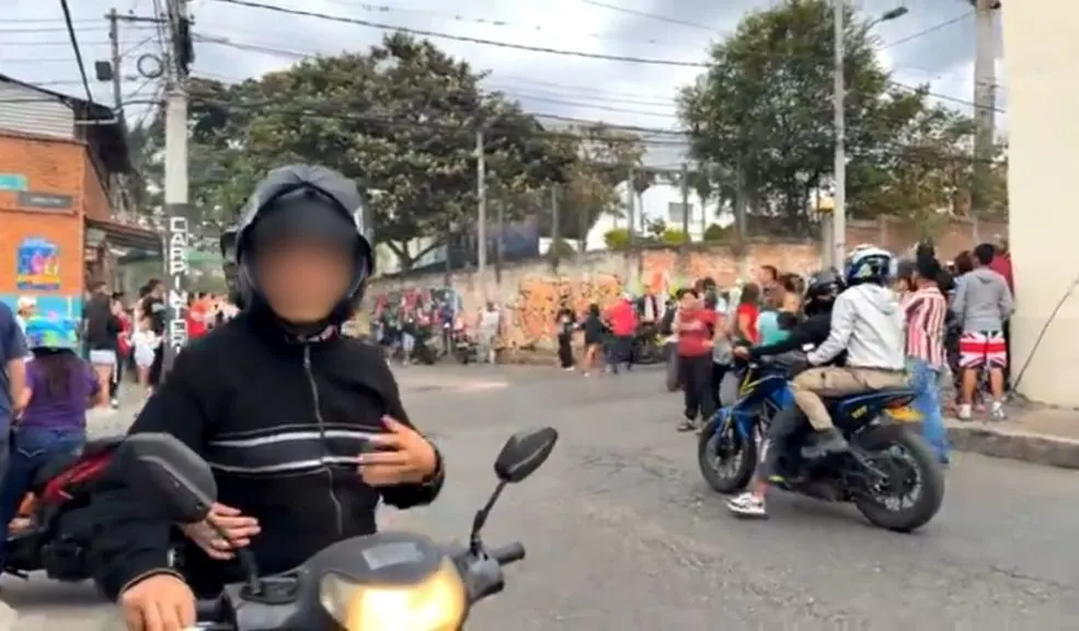 En Fusagasugá: joven de 21 años fue asesinado a bala frente a una escuela; otro menor resultó herido En el municipio de Fusagasugá, Rodrigo Andrés Marín Ospina recibió cuatro tiros a manos de un despiadado gatillero que le quitó la vida y, además, dejó herido a un joven de 17 años que lo acompañaba.