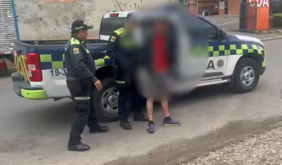 Cayeron dos en Fusagasugá: señalados de homicidios en riña y ataque en vía pública 3 Cayeron dos en Fusagasugá: señalados de homicidios en riña y ataque en vía pública La tranquilidad de los habitantes de Fusagasugá se vio sacudida en los últimos meses por dos hechos violentos que terminaron con la vida de dos ciudadanos. Sin embargo, en las últimas horas, la Policía de Cundinamarca confirmó la captura de los presuntos responsables, quienes ya están en manos de la justicia.