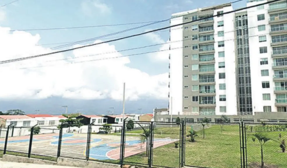 En Fusagasugá: joven enfermera murió tras caer desde un noveno piso Una trágica muerte conmocionó a los residentes de Fusagasugá. Laura Sofía Bahamón Salamanca, una enfermera de 26 años, perdió la vida tras caer desde un noveno piso del conjunto residencial Parque Cámbulos 3.