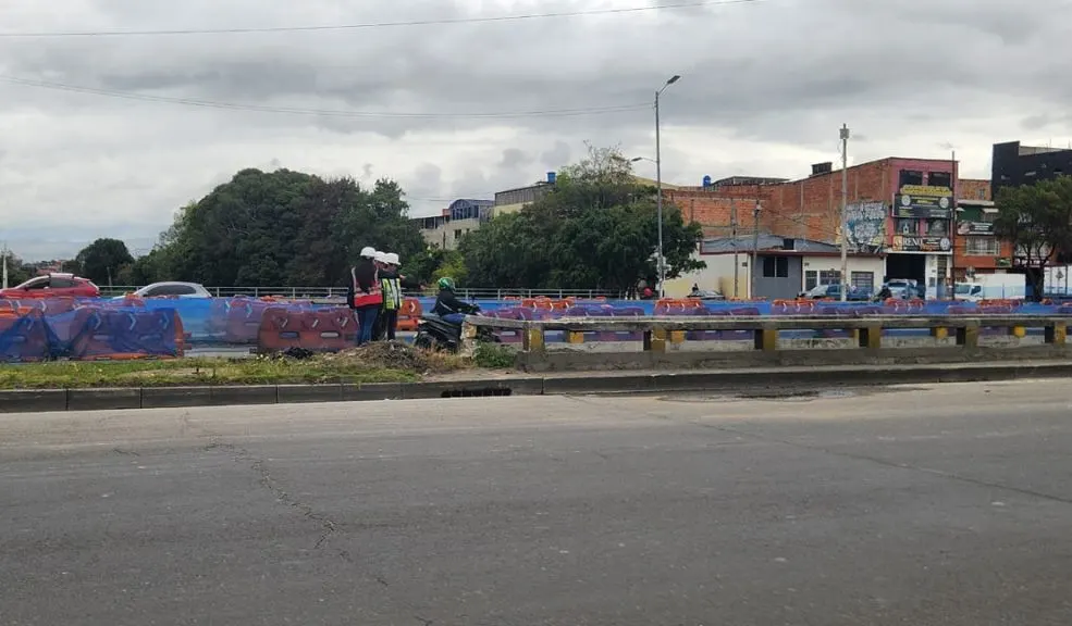 En Las Américas: motociclista muere tras estrellarse contra una baranda del río Fucha Un motociclista perdió el control de su vehículo y chocó contra una baranda ubicada junto al río Fucha. Tras el fuerte impacto, salió expulsado y cayó al vacío, quedando a pocos metros del agua.