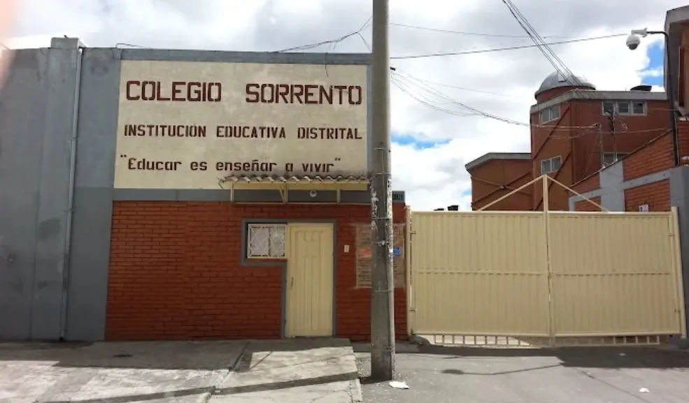 En Puente Aranda, padres denuncian juegos sexuales y consumo de drogas en colegio Ante la falta de respuesta de las directivas y la evasiva de la rectora, los padres del Colegio Sorrento I.E.D., ubicado en Puente Aranda, hicieron una denuncia pública por los juegos sexuales que se estarían presentando en los baños de la institución, así como por el consumo de drogas y el porte de armas blancas.