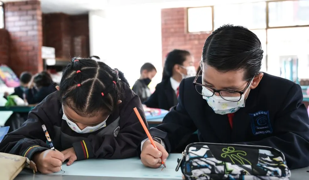 En Puente Aranda, padres denuncian juegos sexuales y consumo de drogas en colegio Ante la falta de respuesta de las directivas y la evasiva de la rectora, los padres del Colegio Sorrento I.E.D., ubicado en Puente Aranda, hicieron una denuncia pública por los juegos sexuales que se estarían presentando en los baños de la institución, así como por el consumo de drogas y el porte de armas blancas.