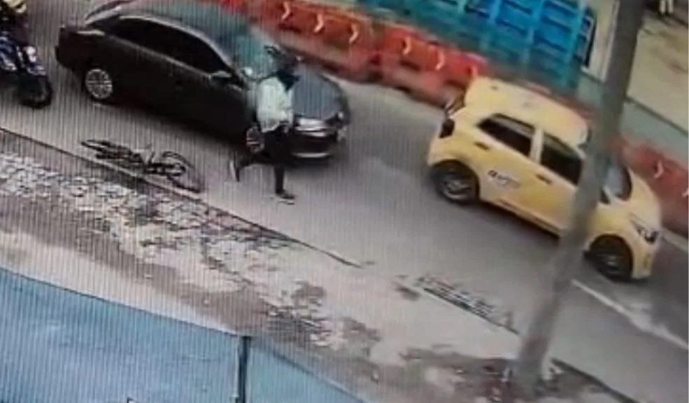 En Puente Aranda, pasajero de taxi fue baleado en el barrio El Tejar 1 En Puente Aranda, pasajero de taxi fue baleado en el barrio El Tejar En el barrio El Tejar, Puente Aranda, un pasajero de taxi fue víctima de un ataque sicarial. Un hombre que se movilizaba en bicicleta se acercó al vehículo y le disparó en repetidas ocasiones.