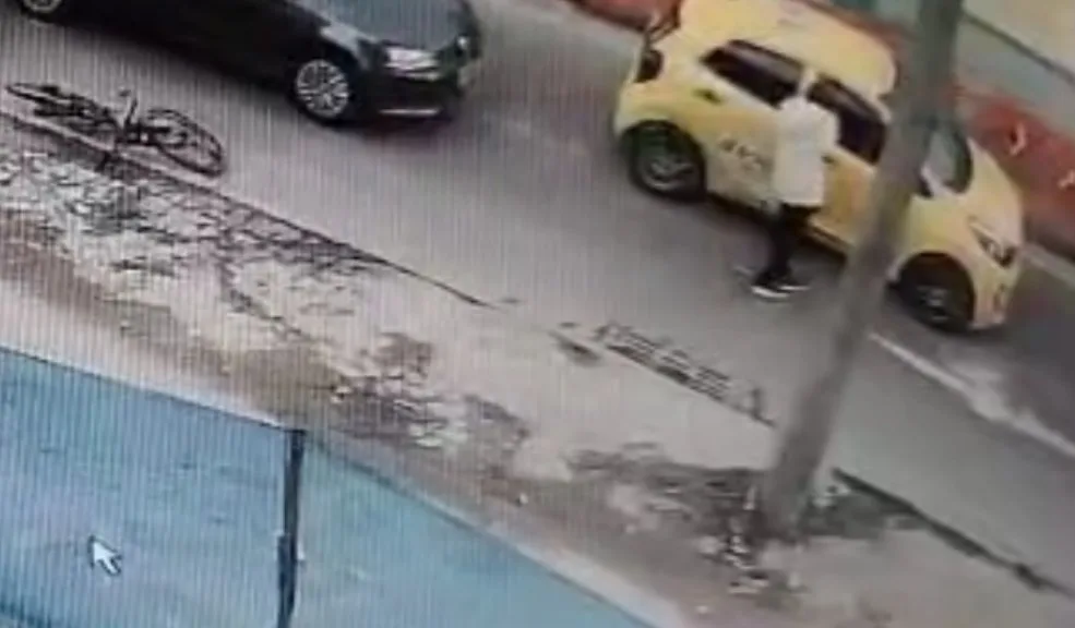 En Puente Aranda, pasajero de taxi fue baleado en el barrio El Tejar En el barrio El Tejar, Puente Aranda, un pasajero de taxi fue víctima de un ataque sicarial. Un hombre que se movilizaba en bicicleta se acercó al vehículo y le disparó en repetidas ocasiones.