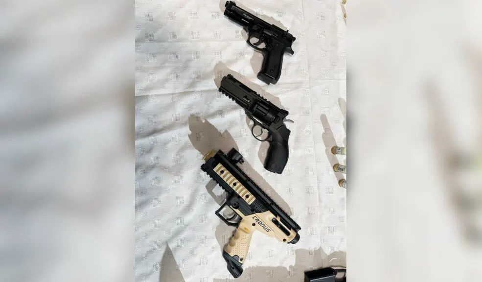 En Puente Aranda: se les cayó el negocio de las armas ilegales 2 En Puente Aranda: se les cayó el negocio de las armas ilegales La Policía Fiscal y Aduanera desmanteló un punto de venta de armas ilegales en la localidad de Puente Aranda. En el lugar, que operaba como un establecimiento comercial, se incautaron 86 armas traumáticas, 2.026 municiones y dos bombas de aire.