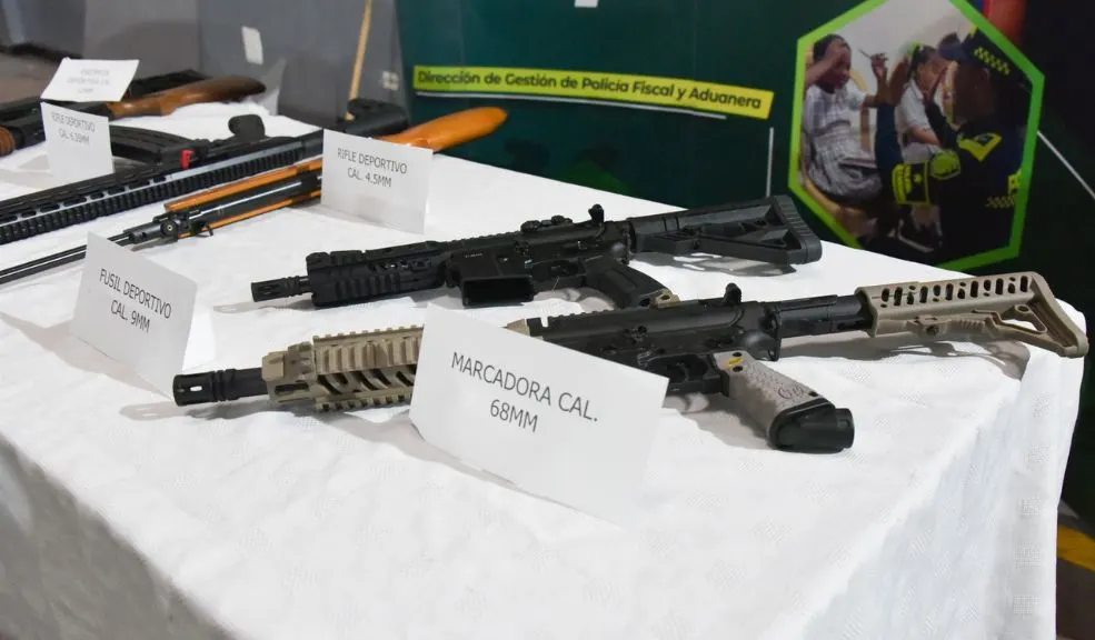 En Puente Aranda: se les cayó el negocio de las armas ilegales 1 En Puente Aranda: se les cayó el negocio de las armas ilegales La Policía Fiscal y Aduanera desmanteló un punto de venta de armas ilegales en la localidad de Puente Aranda. En el lugar, que operaba como un establecimiento comercial, se incautaron 86 armas traumáticas, 2.026 municiones y dos bombas de aire.
