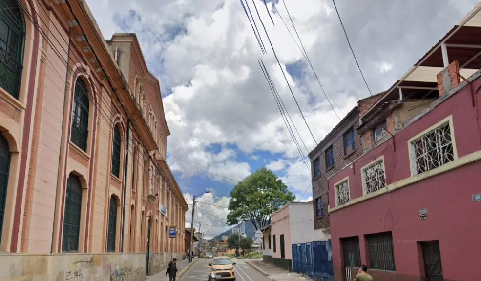 En Santa Fe: madre denuncia abuso de fuerza contra menores en hogar de paso La madre de una menor de 17 años asegura que su hija y otras seis menores fueron víctimas de un presunto uso excesivo de la fuerza por parte de la Policía y funcionarios de un hogar de paso del ICBF en la localidad de Santa Fe.