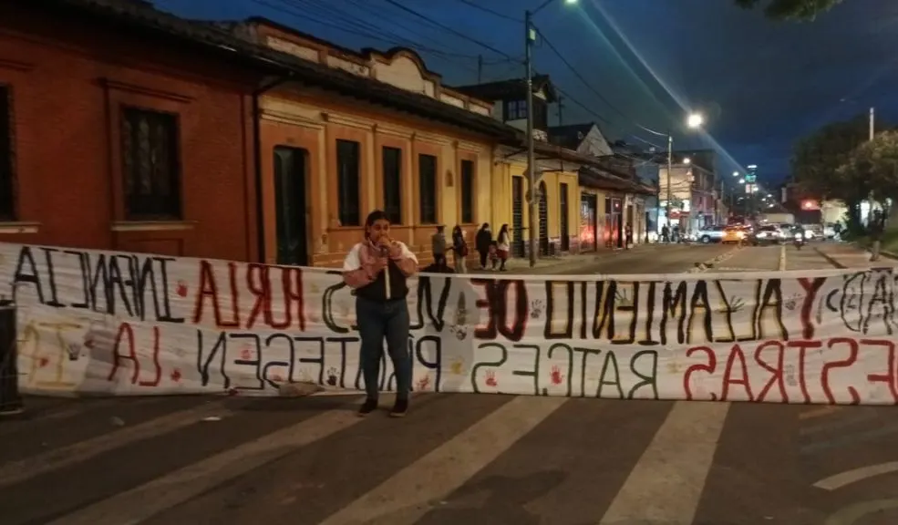 En Santa Fe: madre denuncia abuso de fuerza contra menores en hogar de paso La madre de una menor de 17 años asegura que su hija y otras seis menores fueron víctimas de un presunto uso excesivo de la fuerza por parte de la Policía y funcionarios de un hogar de paso del ICBF en la localidad de Santa Fe.