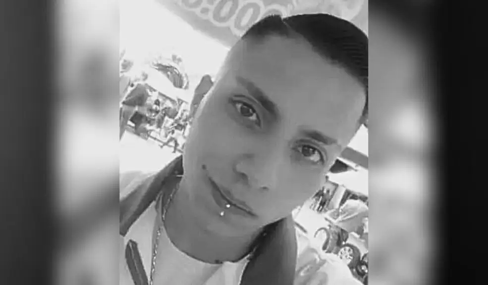 En Santa Fe: piden justicia por el homicidio de David Rodríguez con arma blanca Una familia clama justicia por el homicidio de David Rodríguez Vargas, un joven de 23 años que fue apuñalado en el sector de La Mariposa, en el centro de Bogotá. Según sus familiares, el crimen podría estar relacionado con una rivalidad por la venta informal en la zona, un problema que se remonta a 2023.