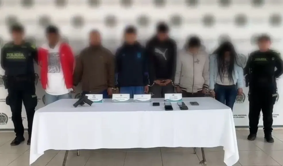 En Soacha cae la banda ‘Los Ganchos II’: capturan a seis delincuentes La Policía de Soacha asestó un duro golpe a la delincuencia en este municipio, luego de capturar a seis personas que, según las autoridades, pertenecían a la banda ‘Los Ganchos II’, una estructura dedicada al tráfico de estupefacientes en la zona.