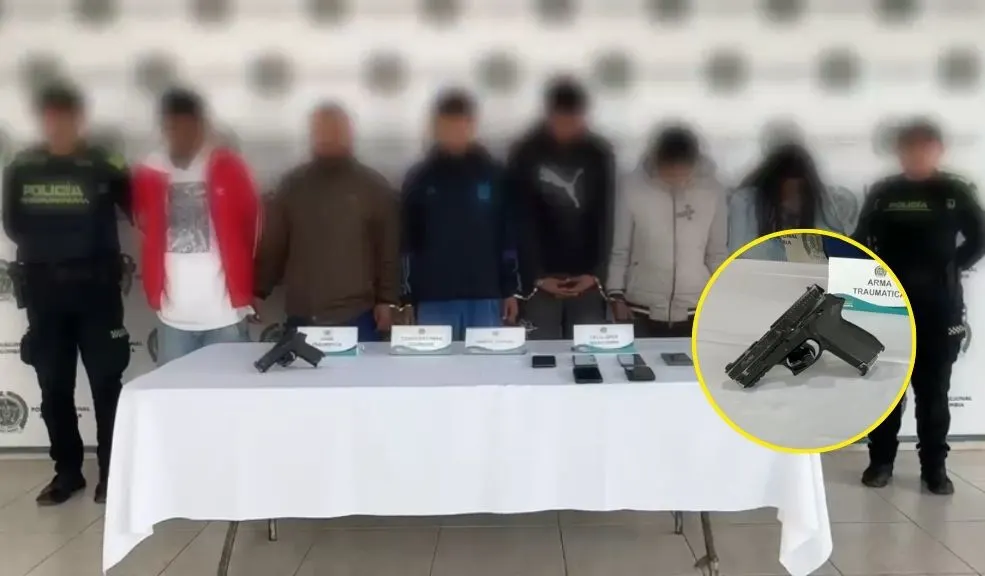 En Soacha cae la banda ‘Los Ganchos II’: capturan a seis delincuentes La Policía de Soacha asestó un duro golpe a la delincuencia en este municipio, luego de capturar a seis personas que, según las autoridades, pertenecían a la banda ‘Los Ganchos II’, una estructura dedicada al tráfico de estupefacientes en la zona.