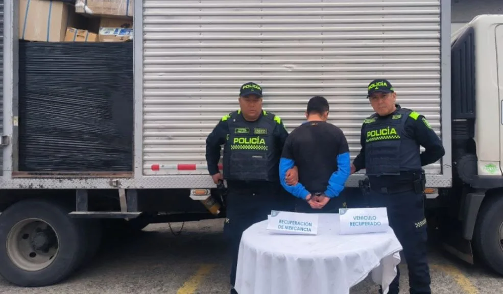 En Soacha judicializan a pillo por robar camión de carga En Soacha, Cundinamarca, fue judicializado un hombre señalado de participar en el hurto de un camión de carga, que transportaba mercancía de miscelánea avaluada en más de 300 millones de pesos.