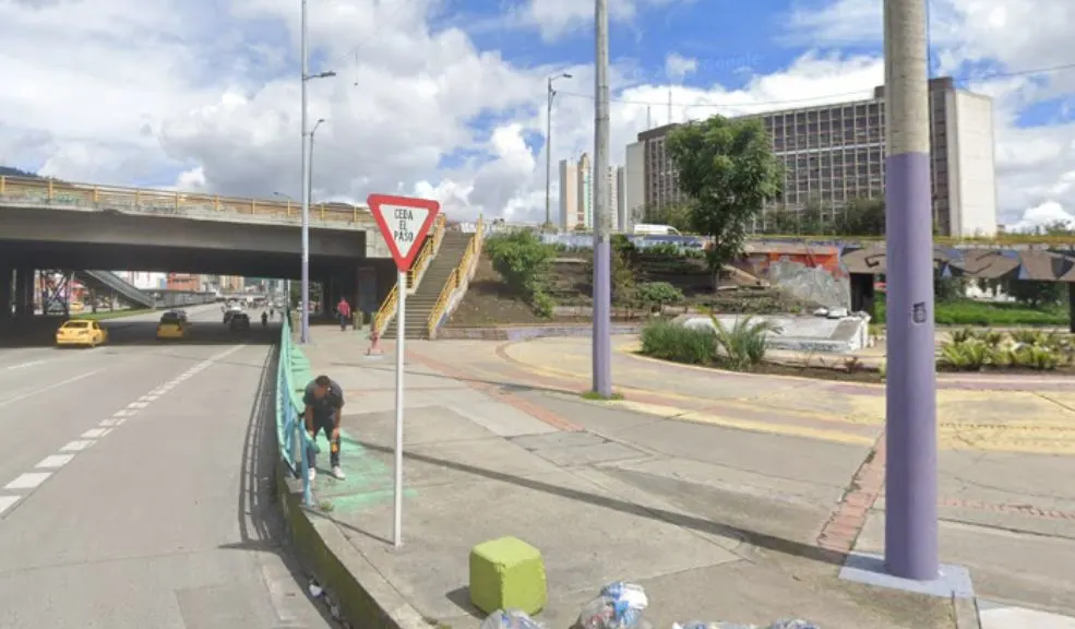 En Teusaquillo: Roger fue brutalmente atacado con arma blanca mientras se movilizaba en bicicleta Roger Gerardo, de 31 años, fue víctima de un brutal ataque con arma blanca mientras se movilizaba en su bicicleta eléctrica por el puente de la avenida 26 con carrera 30, en Teusaquillo.
