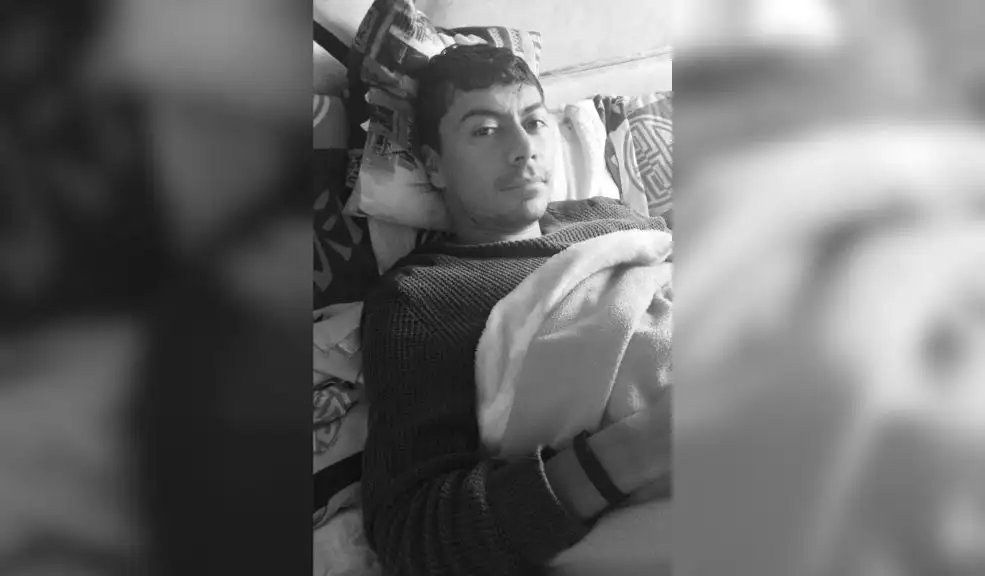 En Teusaquillo: Roger fue brutalmente atacado con arma blanca mientras se movilizaba en bicicleta Roger Gerardo, de 31 años, fue víctima de un brutal ataque con arma blanca mientras se movilizaba en su bicicleta eléctrica por el puente de la avenida 26 con carrera 30, en Teusaquillo.