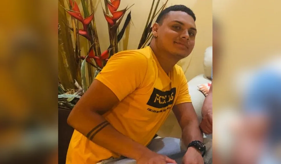 En Teusaquillo, madre exige esclarecer la muerte de Juan Diego 2 En Teusaquillo, madre exige esclarecer la muerte de Juan Diego Juan Diego Ortiz Londoño, un joven universitario de 24 años, fue hallado muerto en un antejardín del barrio Banco Central en Teusaquillo. Su madre exige esclarecer las extrañas circunstancias de su muerte, ya que la información que ha recibido no concuerda.