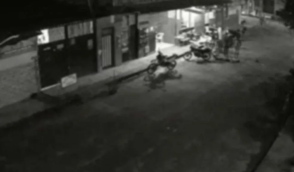En Viotá cayó la banda 'Los Panaderos', dedicada al microtráfico y al uso de menores 2 En Viotá cayó la banda 'Los Panaderos', dedicada al microtráfico y al uso de menores Tras la muerte del cabecilla de la banda 'Los Panaderos', la Policía de Viotá puso en marcha un plan con agentes encubiertos que culminó con la desarticulación de este grupo delictivo, dedicado al microtráfico y a la instrumentalización de menores.