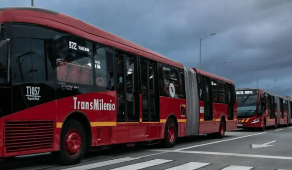 En la NQS: motociclista muere tras caer a la calzada de TransMilenio Tragedia en la NQS: un motociclista falleció luego de caer al carril exclusivo y ser arrollado por un articulado de TransMilenio. El hecho obligó al cierre de la estación CAD, provocó contraflujo y generó un caos monumental en la movilidad de Bogotá.
