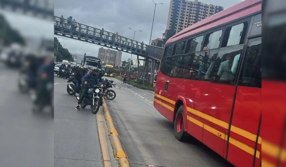 En la NQS: motociclista muere tras caer a la calzada de TransMilenio Tragedia en la NQS: un motociclista falleció luego de caer al carril exclusivo y ser arrollado por un articulado de TransMilenio. El hecho obligó al cierre de la estación CAD, provocó contraflujo y generó un caos monumental en la movilidad de Bogotá.