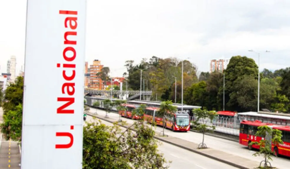 Encapuchados provocan cierre de la estación Universidad Nacional de TransMilenio 1 Encapuchados provocan cierre de la estación Universidad Nacional de TransMilenio Se presenta cierre sobre la NQS, a la altura de la Universidad Nacional, por la presencia de encapuchados que estaban protestando y no permitían la circulación de TransMilenio. Interviene la Unidad de Diálogo y Mantenimiento del Orden (UNDMO) con carros lanza-agua y gases lacrimógenos.