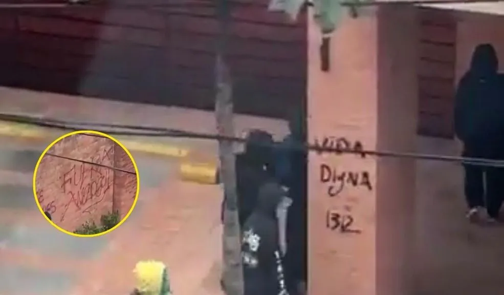 Encapuchados vandalizaron edificios en Chapinero tras manifestaciones Una manifestación en la localidad de Chapinero dejó un rastro de vandalismo en la tarde de este lunes. Un grupo de encapuchados, que se movilizaban por el sector, pintaron las fachadas de varios edificios residenciales.