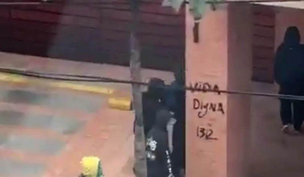 Encapuchados vandalizaron edificios en Chapinero tras manifestaciones 2 Encapuchados vandalizaron edificios en Chapinero tras manifestaciones Una manifestación en la localidad de Chapinero dejó un rastro de vandalismo en la tarde de este lunes. Un grupo de encapuchados, que se movilizaban por el sector, pintaron las fachadas de varios edificios residenciales.
