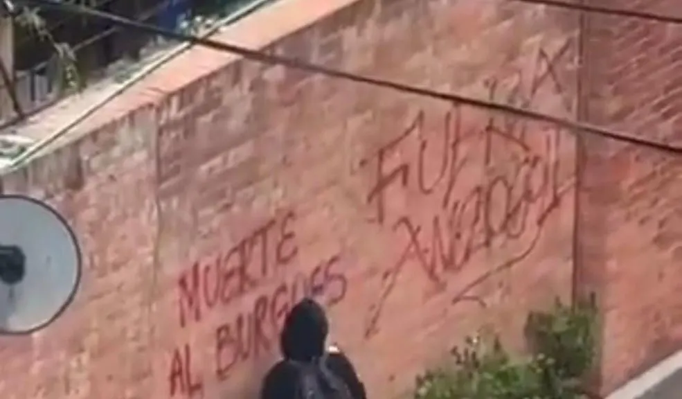 Encapuchados vandalizaron edificios en Chapinero tras manifestaciones 1 Encapuchados vandalizaron edificios en Chapinero tras manifestaciones Una manifestación en la localidad de Chapinero dejó un rastro de vandalismo en la tarde de este lunes. Un grupo de encapuchados, que se movilizaban por el sector, pintaron las fachadas de varios edificios residenciales.