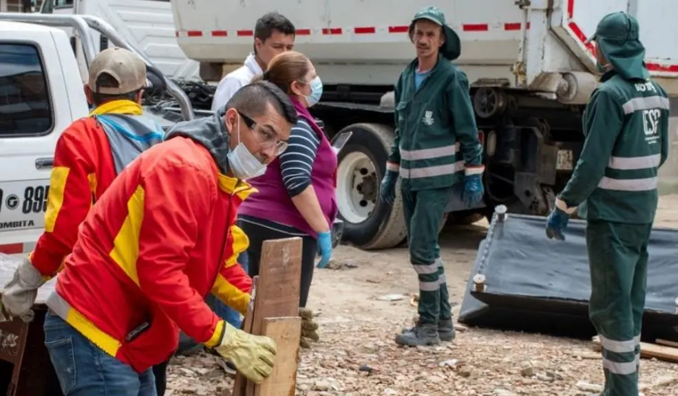 Engativá se pone la camiseta: operativos de limpieza devuelven dignidad al espacio público 1 Engativá se pone la camiseta: operativos de limpieza devuelven dignidad al espacio público Engativá se sacude la mugre: en un mes ya van más de 92 metros cúbicos de basura y escombros recogidos, cambuches desmontados y zonas verdes recuperadas. La Operación Espacio Público llegó con todo para devolverle a los vecinos calles limpias, humedales cuidados y andenes libres.